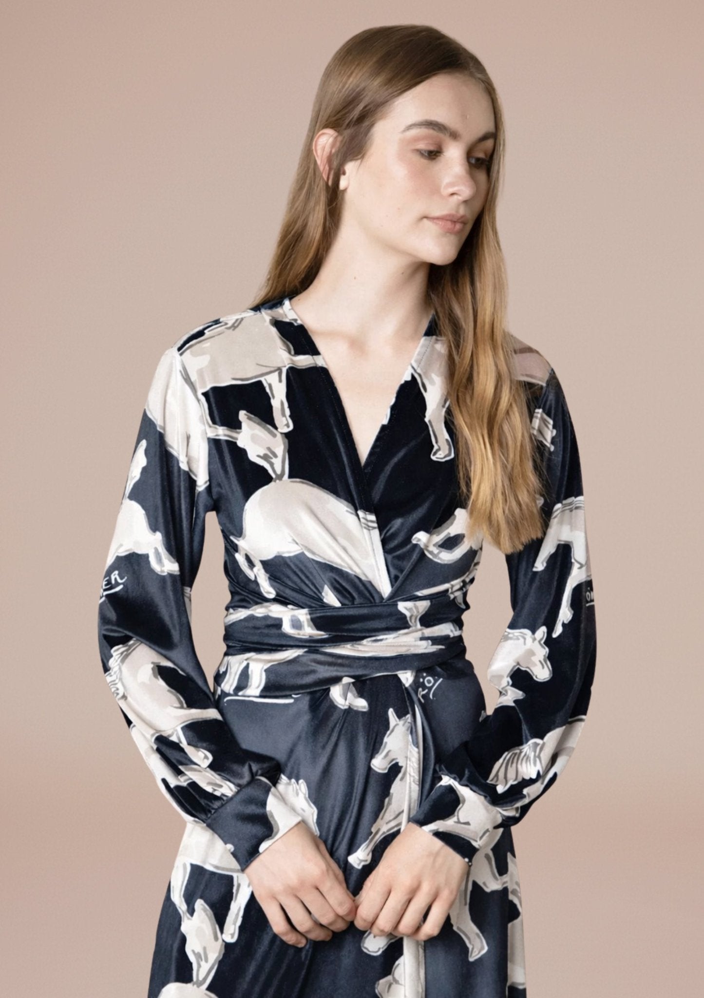 Artemis Velvet Midi Dress | Volt Print | Noir - RönnerDressXS