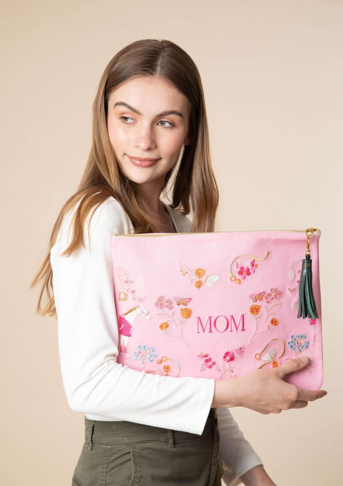 Mom Embroidered Pouch | Pink - RönnerAccesoriesPink