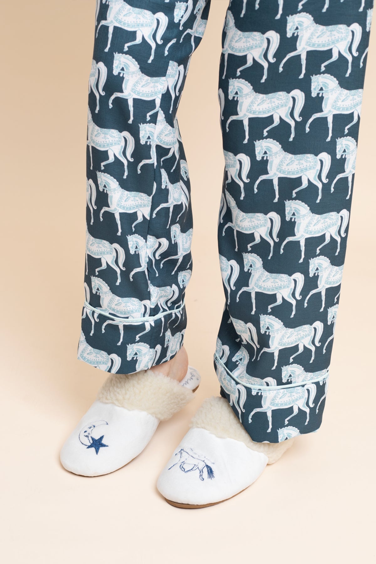 Horse Dreams Slippers | White - RönnerPajamasS
