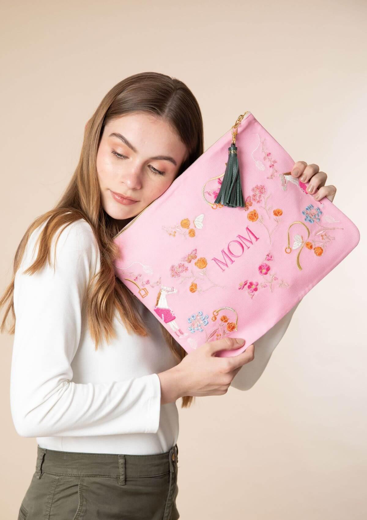 Mom Embroidered Pouch | Pink - RönnerAccesoriesPink