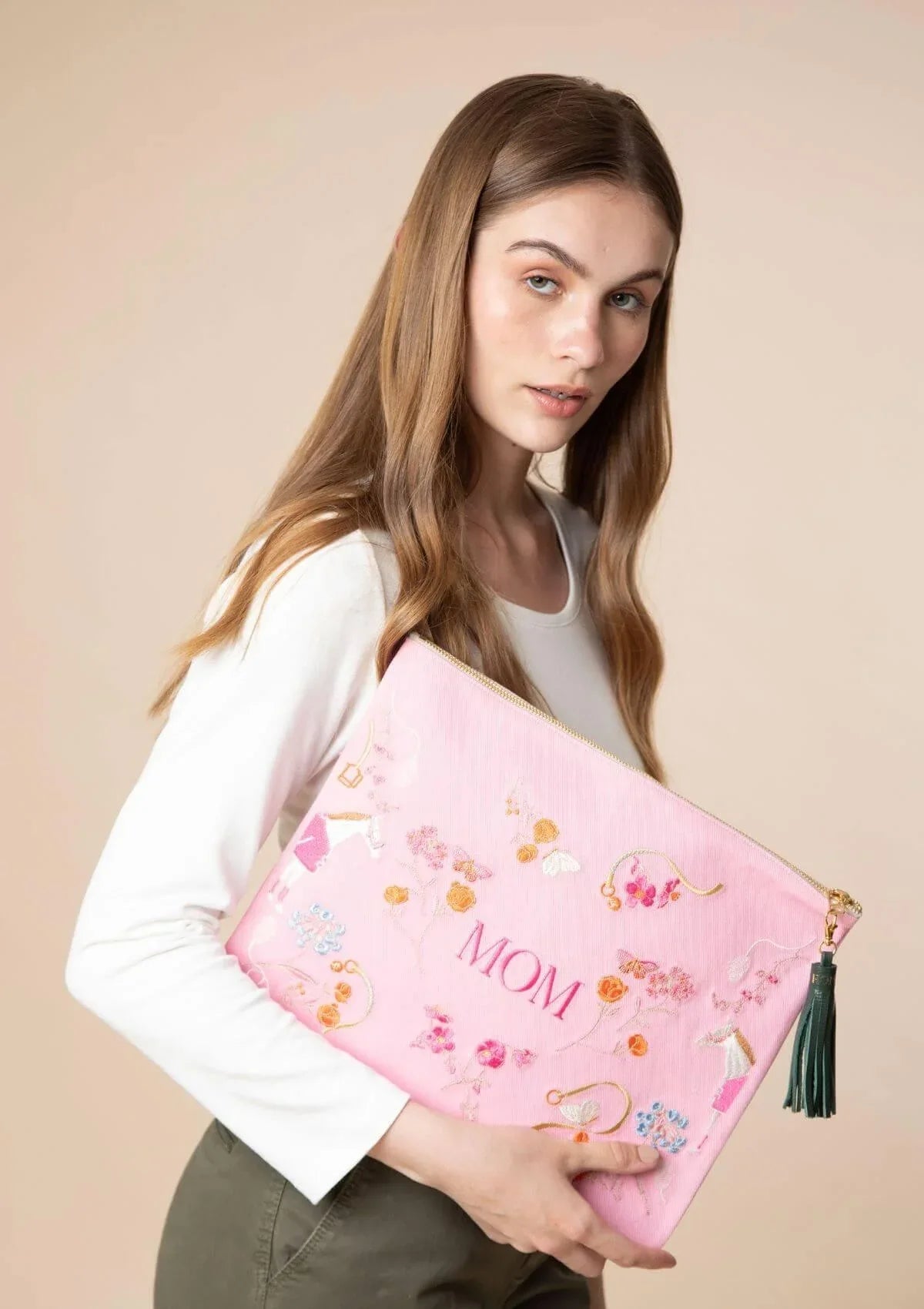 Mom Embroidered Pouch | Pink - RönnerAccesoriesPink